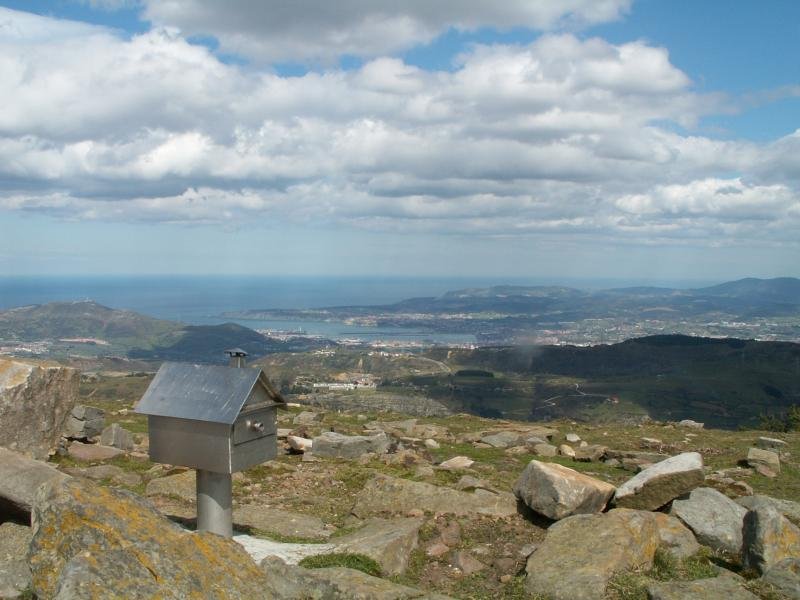Buzoia eta itsasoa Ganerango tontorretik / Buzón y mar desde la cima del Ganeran