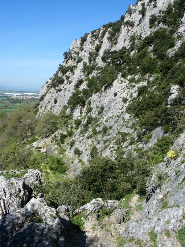 Lezearen inguruko hormak, igoerako bidetik