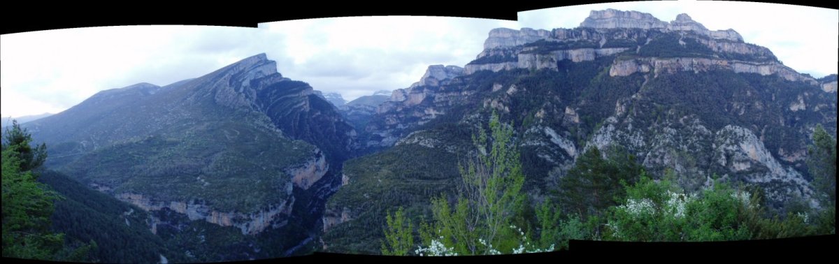 Mondoto, Sestrales eta Añiscloko arroila hegoaldetik ikusita