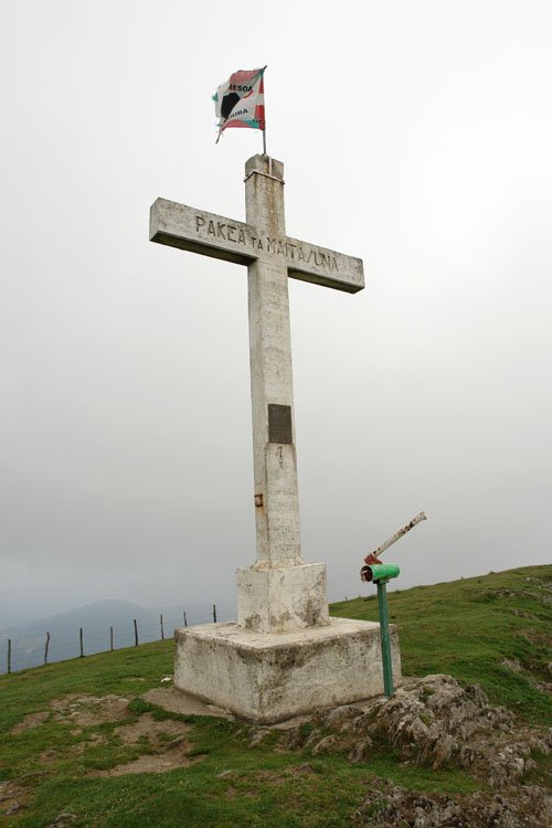 Gurutzea eta buzoia tontorrean