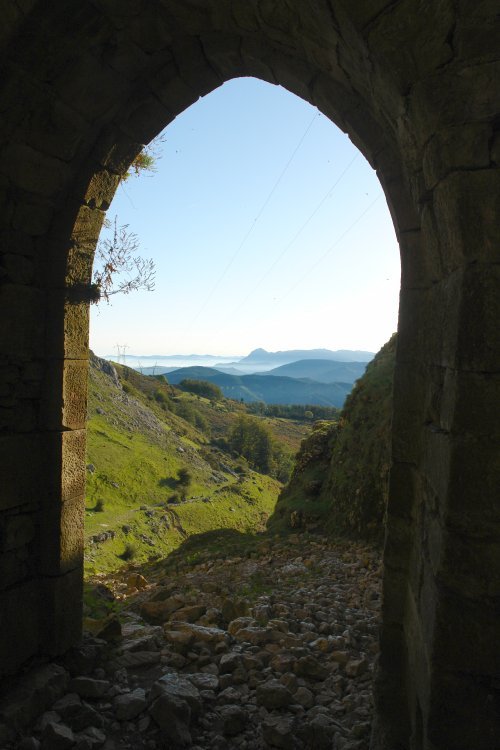 San Adrian: beheko sarrerako atea