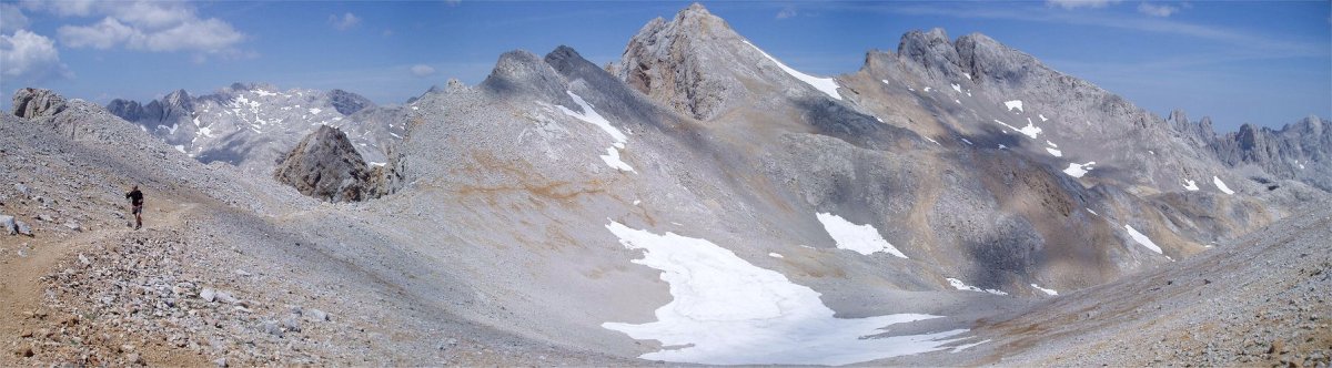 Picos de Santa Ana eta Torres Navarros La Canalona lepotik Peña Viejara doan bidetik ikusita