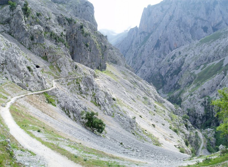 Puente Poncebosetik igotzen den bidea