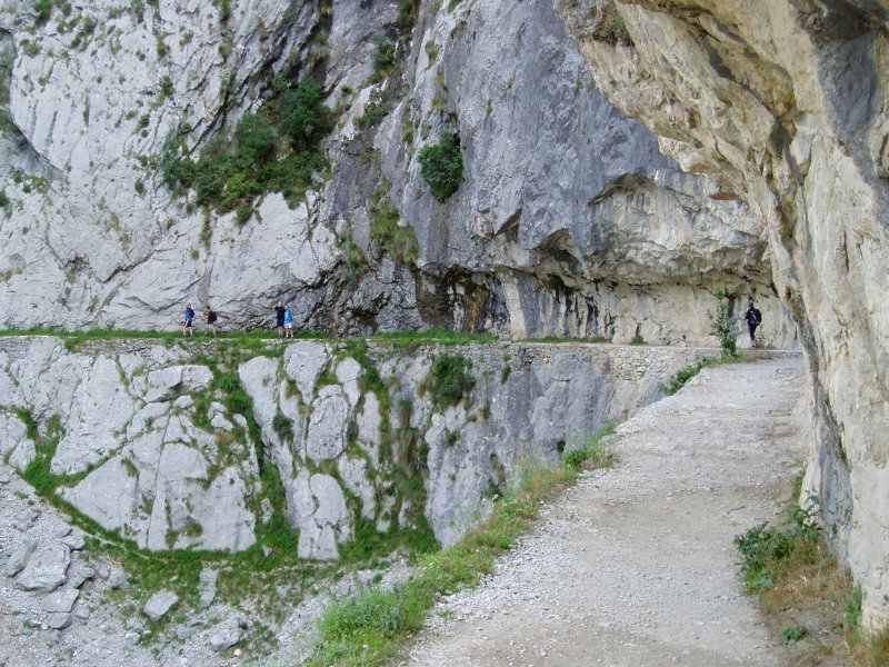 Toki askotan bidea haitzean egina dago