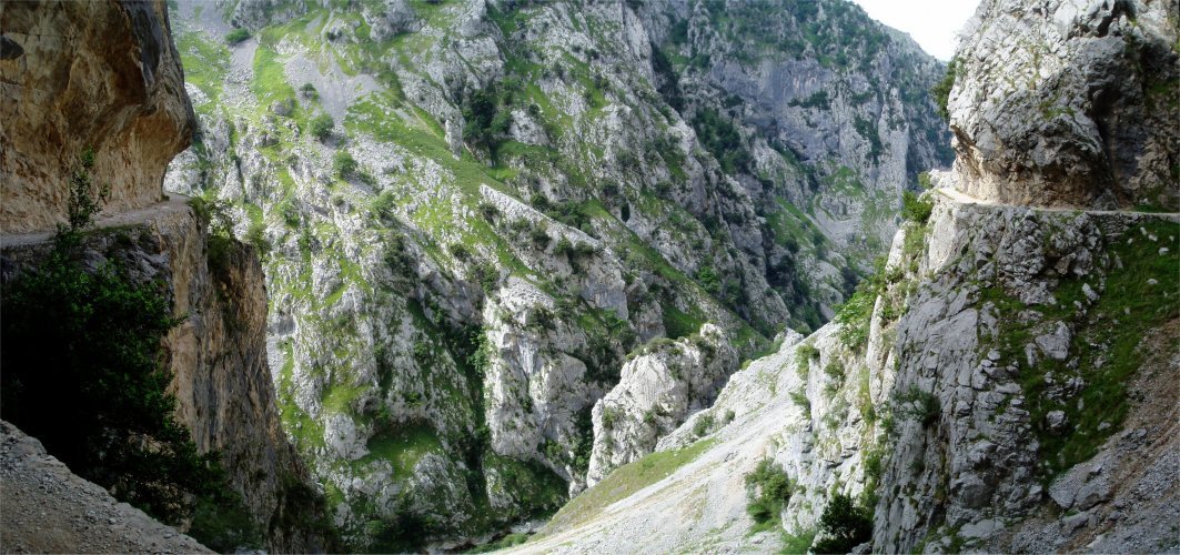 Toki askotan bidea haitzean egina dago