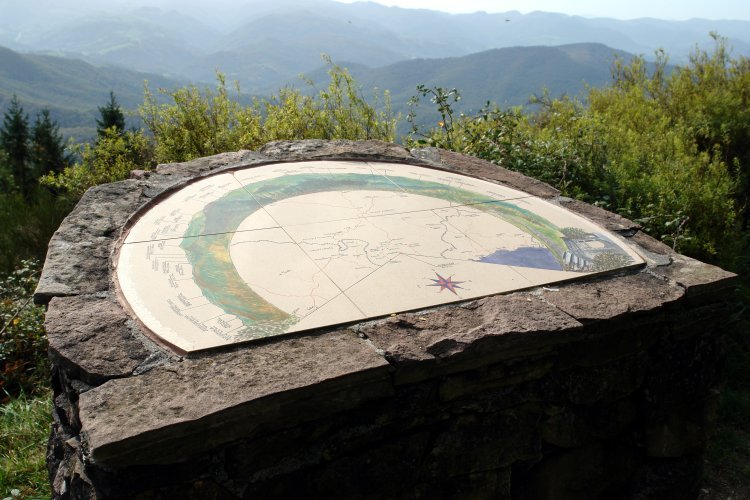 Norabide mahaia, jauregiaren inguruan.