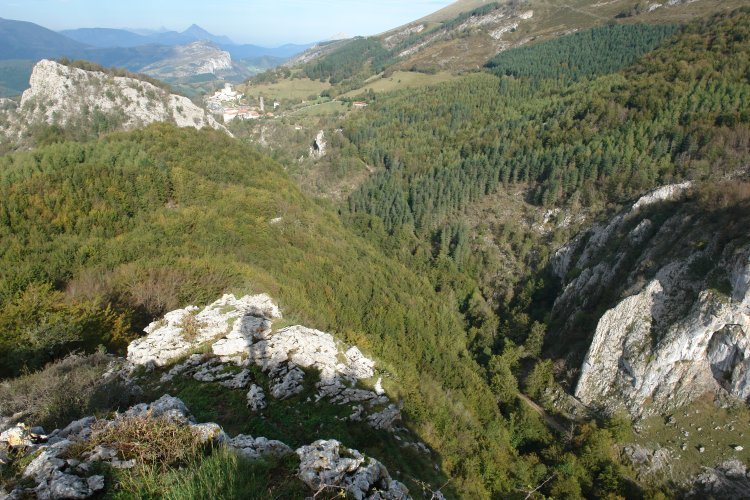 Urkulu errekako haitzartea, haitzaren oinean