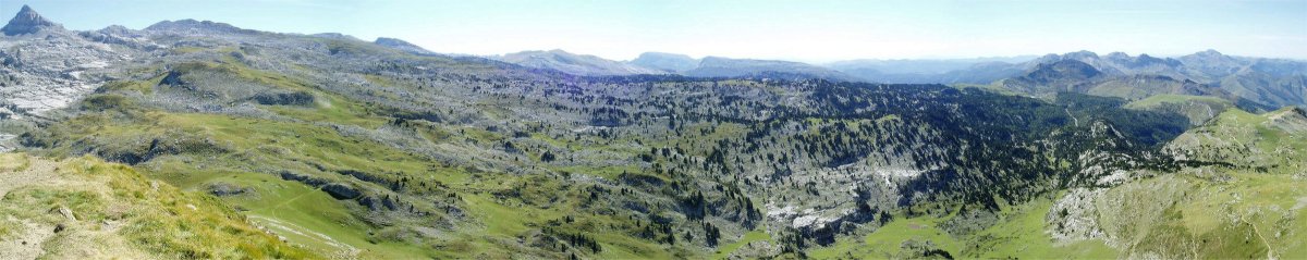 Larrako ikuspegi zabala tontorretik