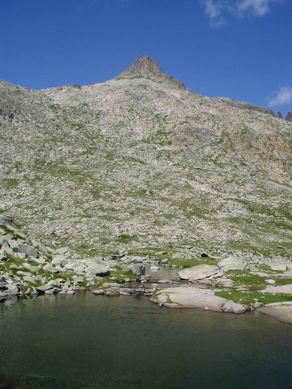 Tuc Serreta ekialdetik ikusita, Estaneths deth Pòrt aintziretako batetatik