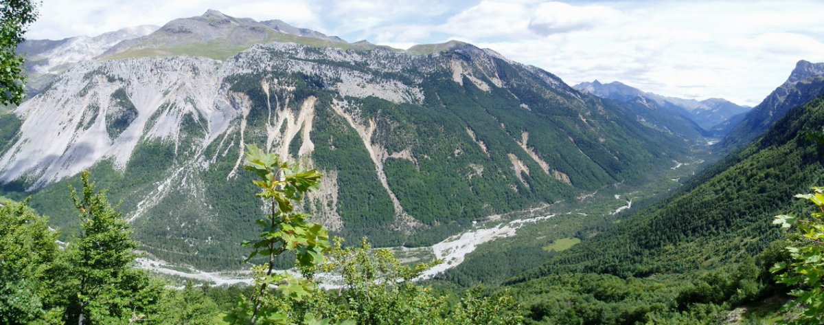 Pineta bailara Añisclo lepotik eta Tormosako erlaitzetik jaisten den bidetik ikusita