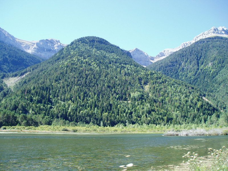 Tucas mendikatearen ikuspegi bat Pinetako urtegitik