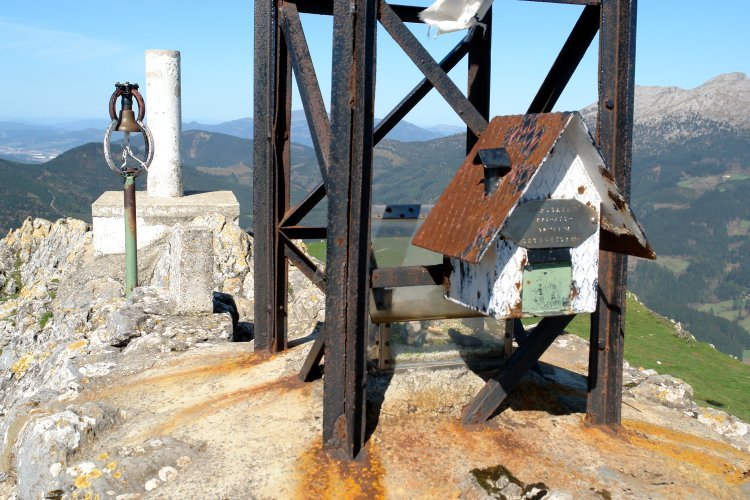 Beste buzoia, gurutzearen oinean