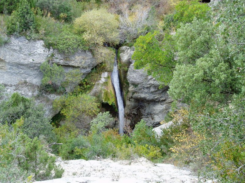 Urjauzi bat arroilaren erdialdeko bailaran