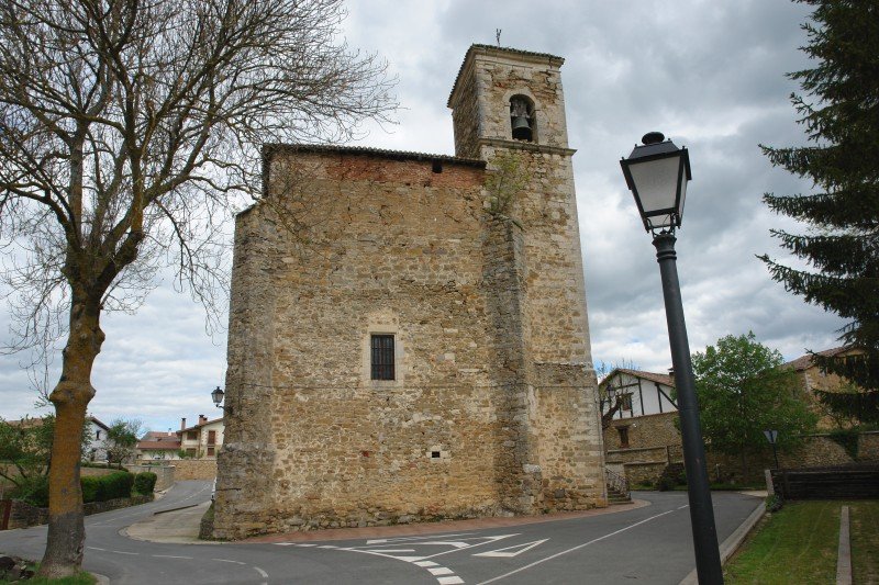 Eliza, herriaren erdian dago