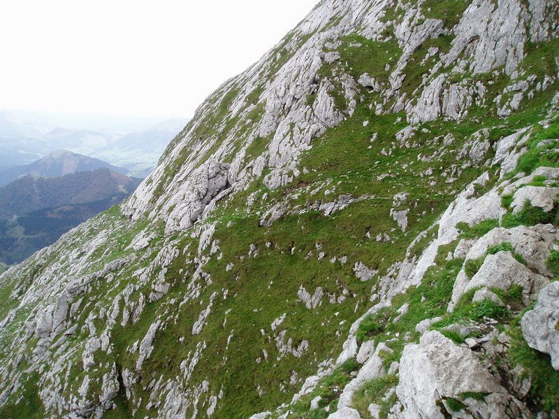 Ipar-ekialdeko aurpegia zeharkatuz Gerriko kobara eta Mariren kobara doan bidezidorra
