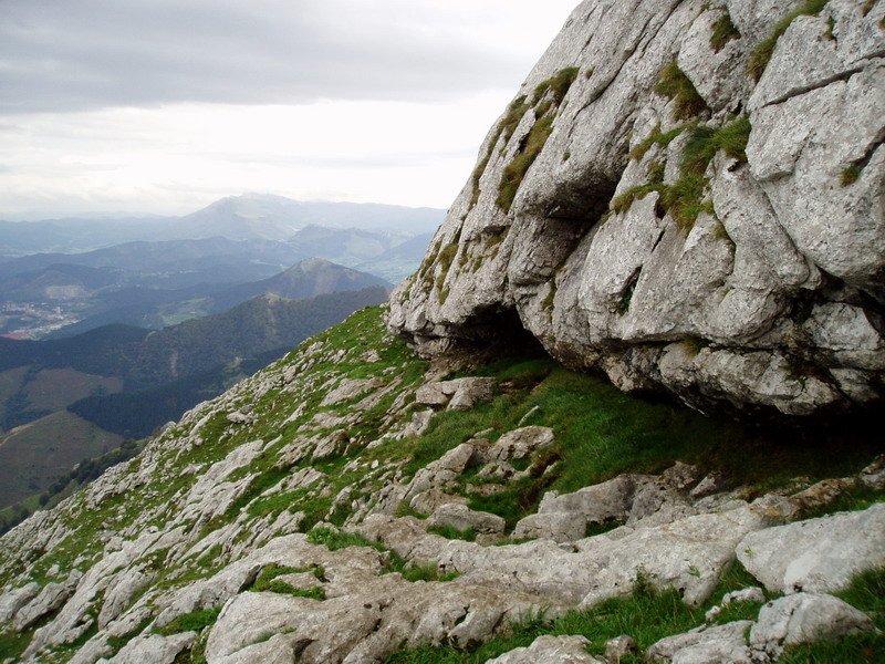 Ipar-ekialdeko aurpegia zeharkatuz Gerriko kobara eta Mariren kobara doan bidezidorra