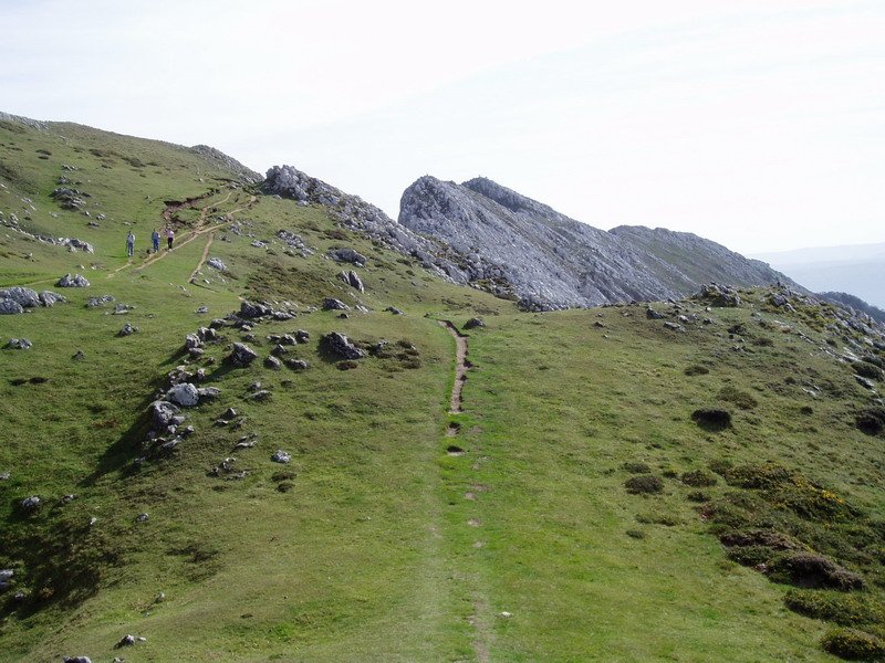 Urbiatik igotzen den bidetik ikusita