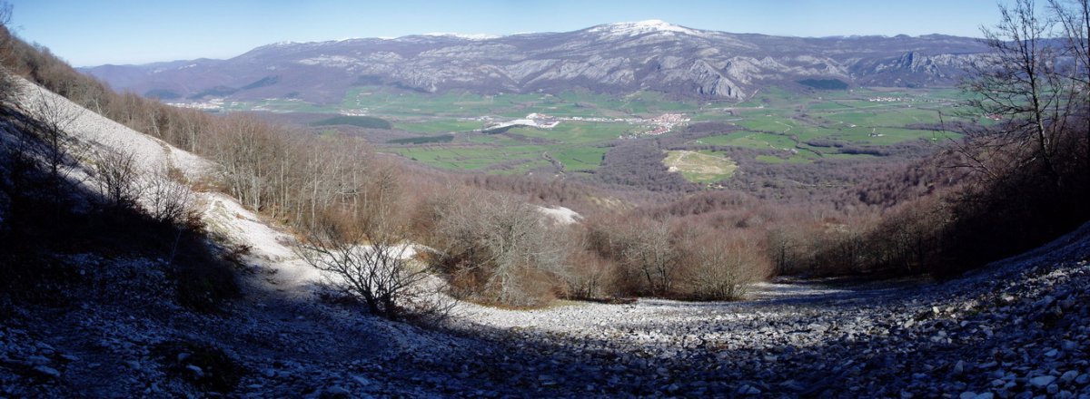 Uharte-Arakiletik igotzen den bidetik iparraldera ikuspegia
