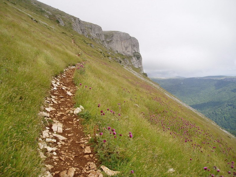 Unanuatik igotzen den bidea mendi-gaina harrapatu baino zertxobait lehenago