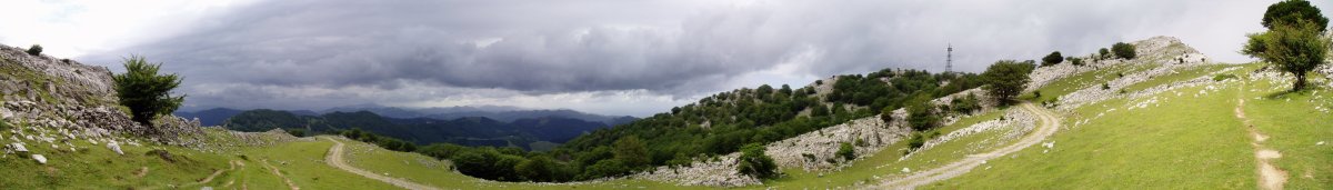 Hego-mendebaldetik igotzen den bidetik ikuspegi zabala