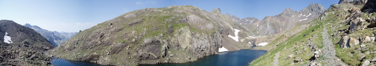 Ibón del Pecico de la Canal aintziraren inguruan ikuspegi zabala