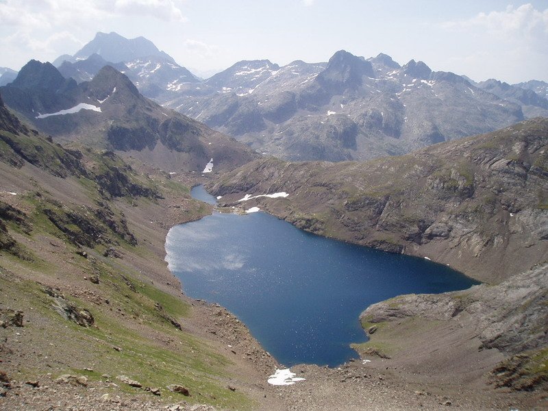 Pecicoko beheko urtegia eta Ibón del Pecico de la Canal aintzira Gran Fachara igotzen den bidetik ikusita