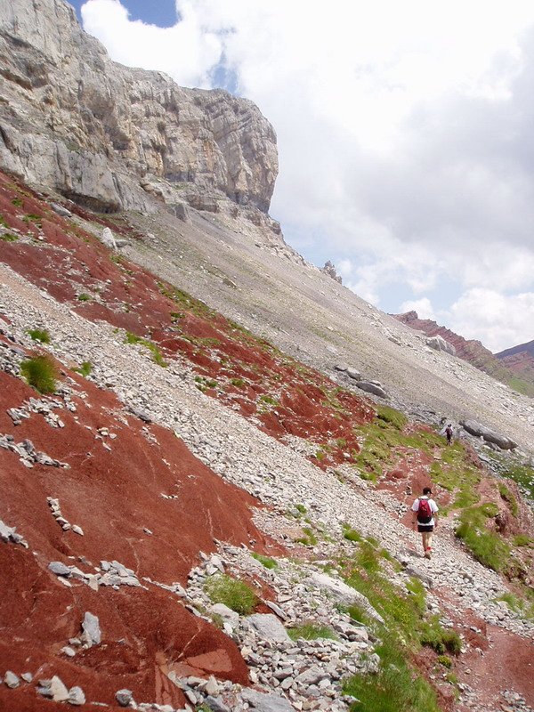 Hegoaldeko magaleko lur gorri eta haitz grisak