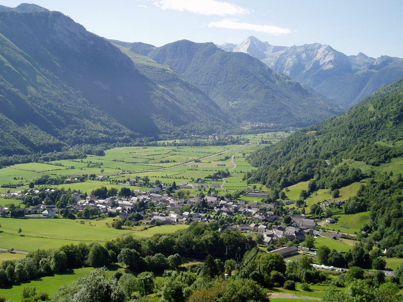 Ossau bailararen behekaldea Marie Blanque-era igotzen den errepidetik ikusita