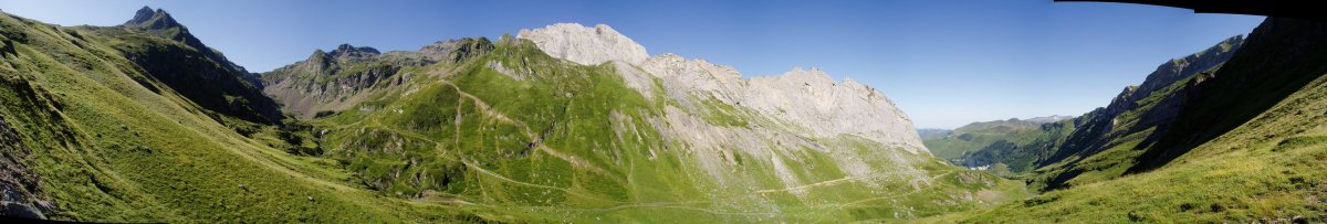 Valentin bailara Louesqueko aintziretara igotzen den bidetik ikusita