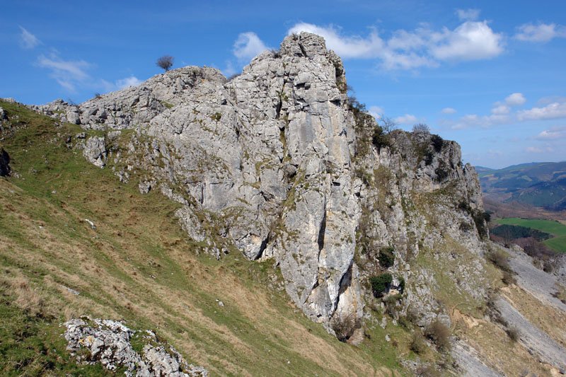 Haitz txikia haitz handiaren magaletik