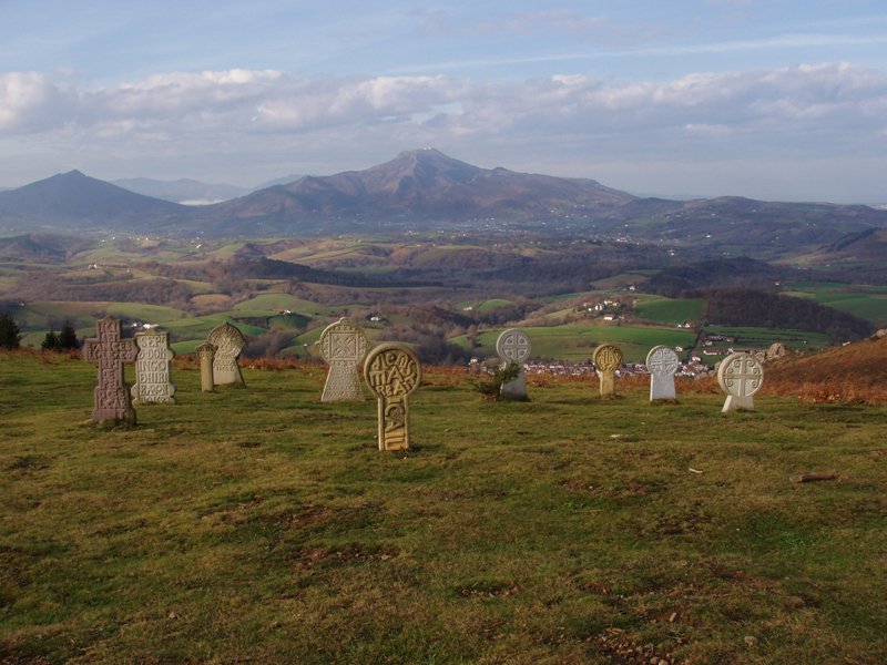 Arantzazuko hilarriak. Atzean, Larrun