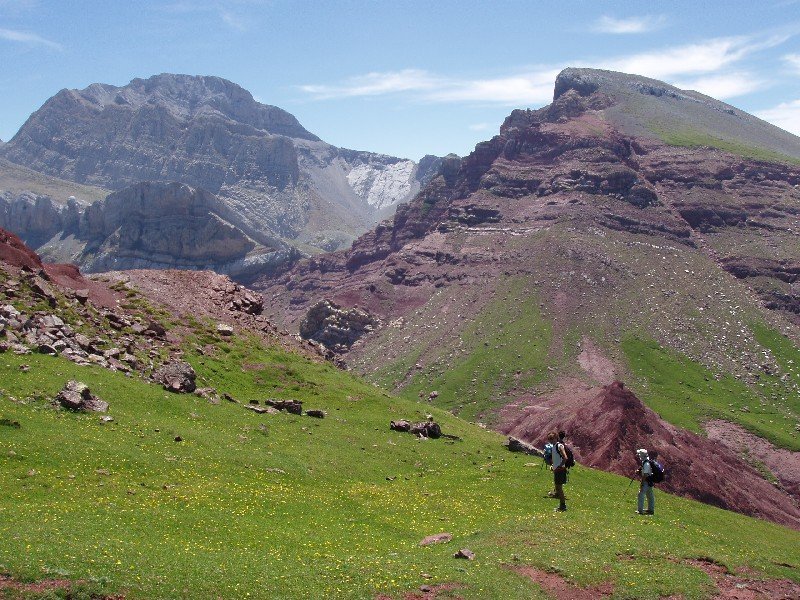 Azken aldapetan gora, Bisaurin atzean