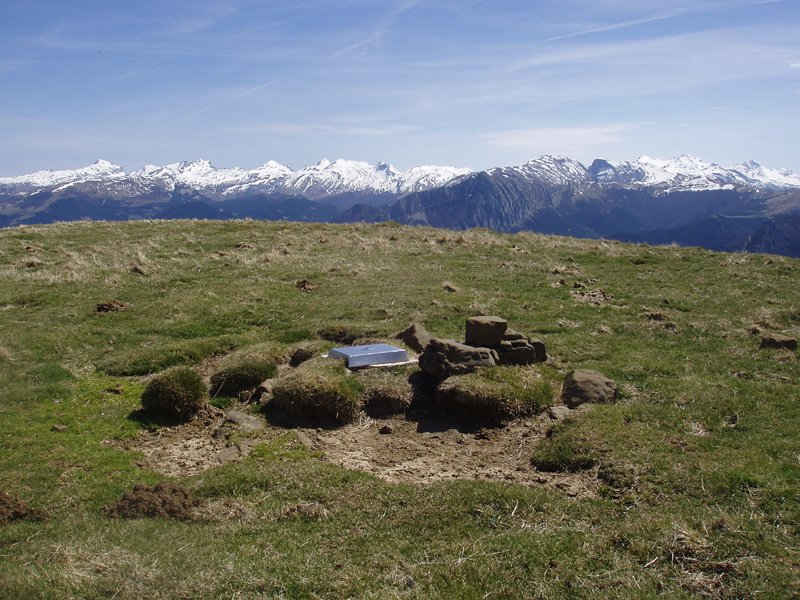 Txartelontziaren hondakinak eta Pirinioak