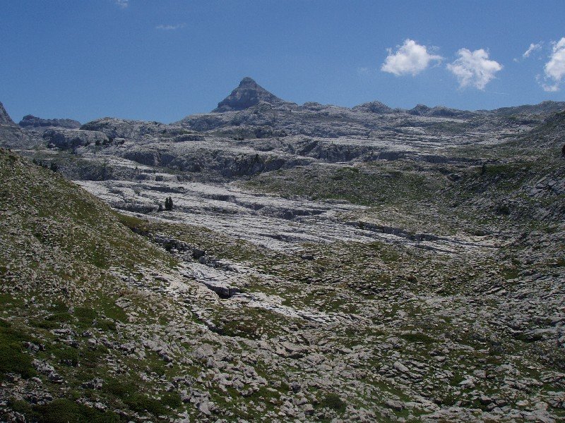 Bideak Larra zeharkatzen du