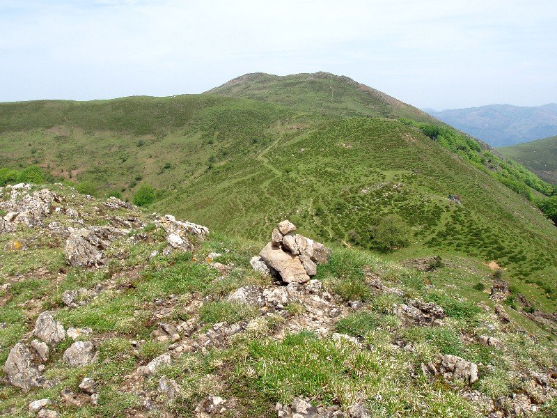 Olari (1048m), gailurra. Atzean, Elorregi eta Abartan