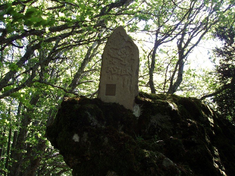 Arnazu-Areta mendiko tontorreko oroitarria