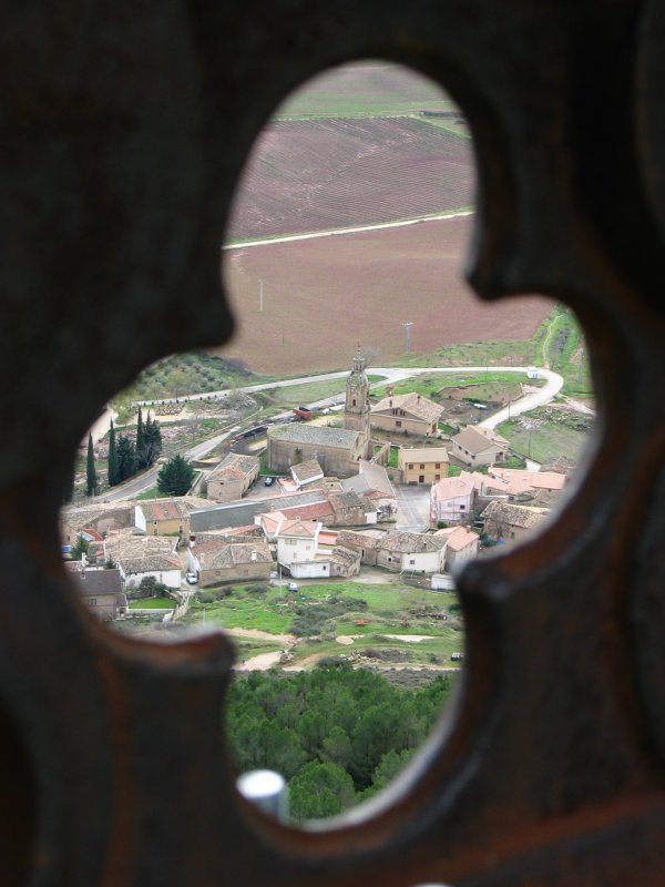 Villamayor tontorreko kanpaiaren begitik