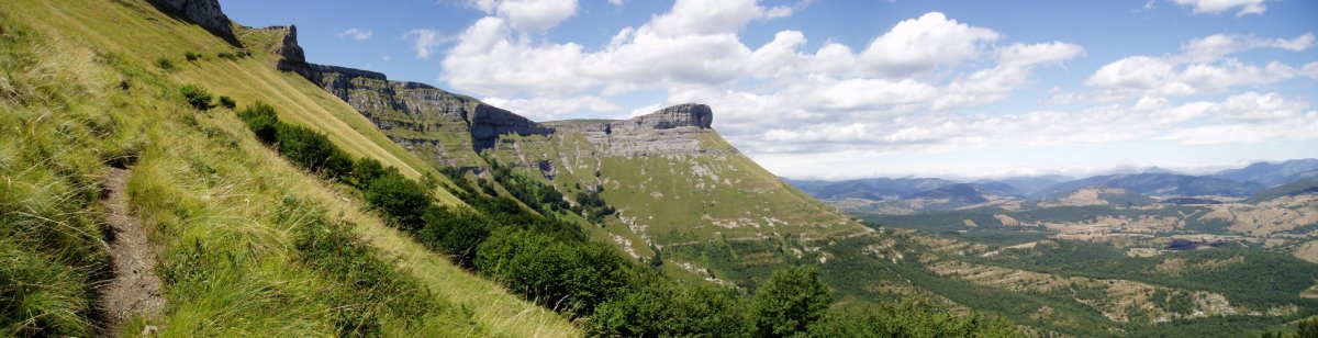 Menerdigara igotzen den bidetik ikusita