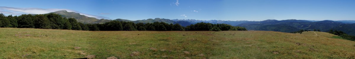 Gaztanbideako gailurretik (1460m), Pirinioak eta Orhi