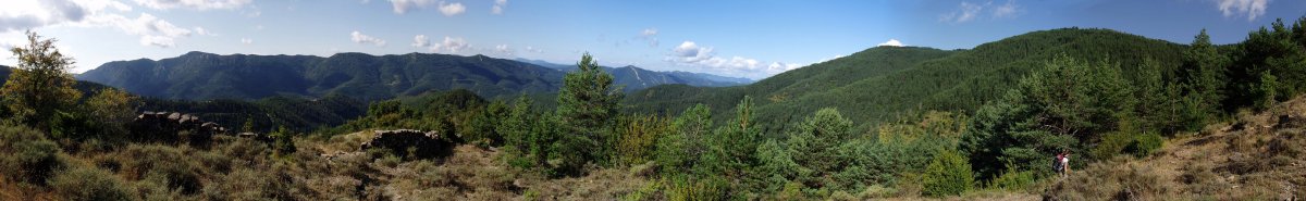 Bidean gora, San Migel mendilerroa eta Puntabarrena ikusten dira