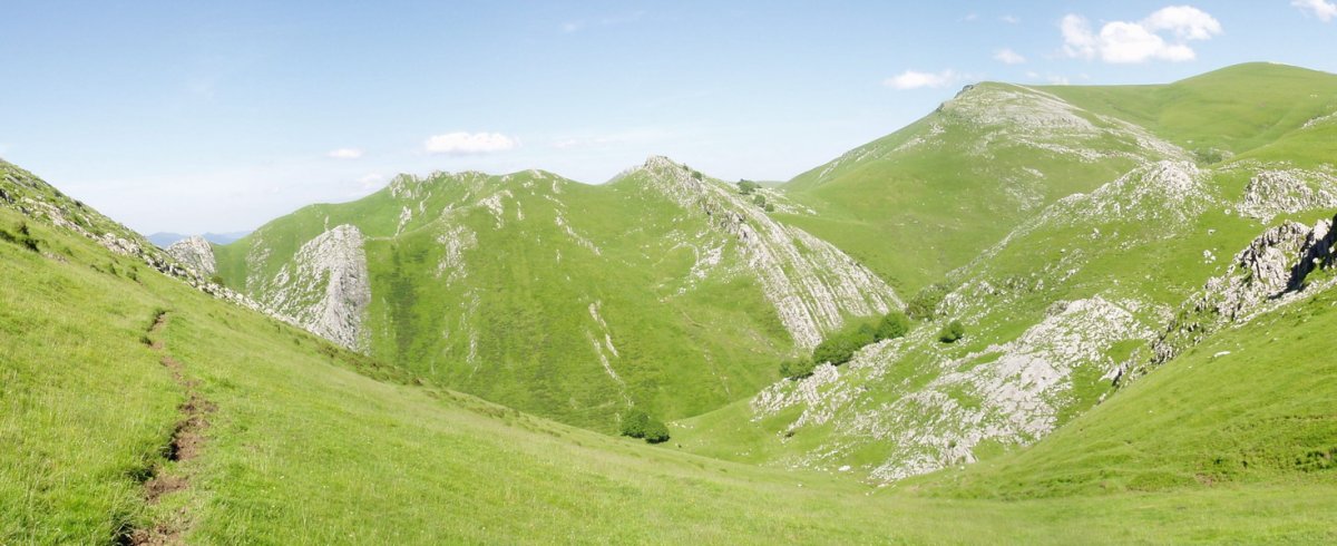 Larraone, Etitzegi eta Uzkuiti mendebaldetik ikusita, Muitzetik Egurral lepora igotzen den bidetik