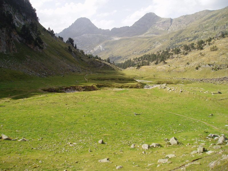 La Besurta eta Forau dels Aigualluts artean dagoen laugunea, hobiaren zulogunearen ertzetik ikusita