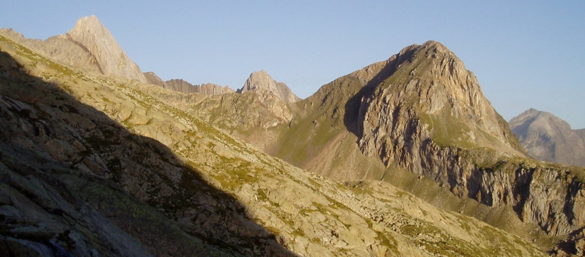 Pico de Paderna eta Tuca Blanca de Paderna ekialdetik ikusita