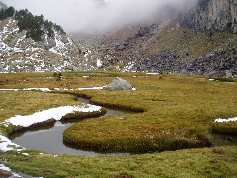 La Renclusatik igotzen den bideak zeharkatzen duen laugunea
