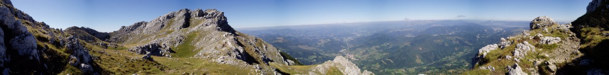 San Adrindik igotzen den bidetik ikuspegi zabala