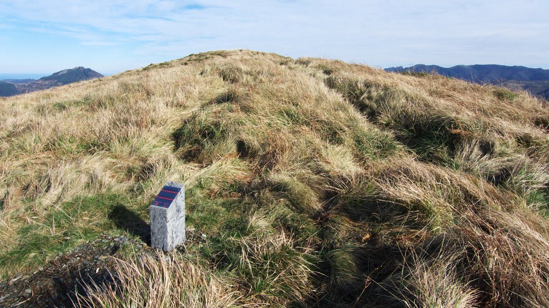 Tumulu haundia bizkarreko bideak erdibitzen du.