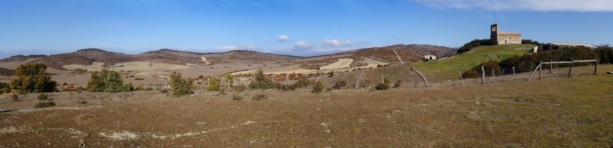 San Estebango baseliza. Atzean, Zabaltzako Muga eta Ugarra