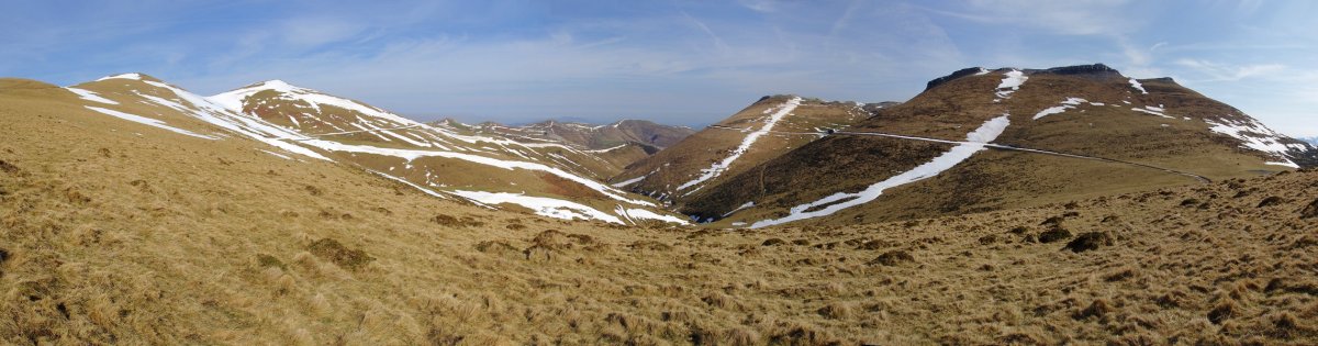 Leitzarateka (ezker aldean) eta Urkulu (eskuinetara) Arnostegiko lepoaren gainean