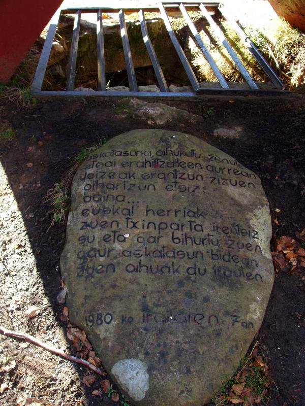 Otsoportillon fusilaturikoen omenezko oroitarria