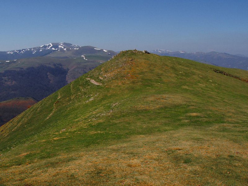 Urtaraiko gailurra. Atzean, Adi eta Iturrunburu